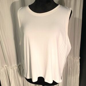 White lulumon tank (no tags) it’s dry fit size M\L